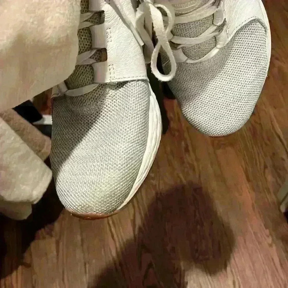 New balance sneakers size 9.5 - Picture 4 of 6